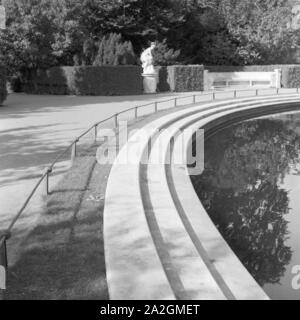 Im Park von Schloss Sanssouci a Potsdam, Deutschland 1930er Jahre. Nei giardini del castello Sanssouci a Potsdam, Germania 1930s. Foto Stock