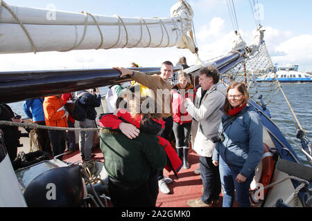 Giovani attivisti board sul veliero Regina Maris Il 2 ottobre 2019 in Amsterdam, Paesi Bassi. Il 36 giovani attivisti provenienti da tutta Europa a vela Foto Stock