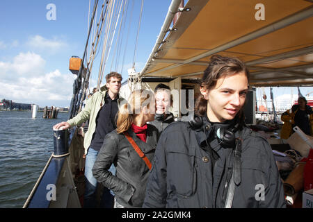 Giovani attivisti board sul veliero Regina Maris Il 2 ottobre 2019 in Amsterdam, Paesi Bassi. Il 36 giovani attivisti provenienti da tutta Europa a vela Foto Stock