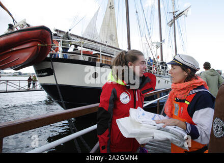 Giovani attivisti board sul veliero Regina Maris Il 2 ottobre 2019 in Amsterdam, Paesi Bassi. Il 36 giovani attivisti provenienti da tutta Europa a vela Foto Stock