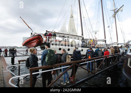 Giovani attivisti board sul veliero Regina Maris Il 2 ottobre 2019 in Amsterdam, Paesi Bassi. Il 36 giovani attivisti provenienti da tutta Europa a vela Foto Stock