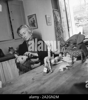 Eine Frau aus dem Kunstgewerbe bei und mit ihrer Arbeit, Deutschland 1930er Jahre. Una donna di arti applicate a e con la sua quotidiana attività, Germania 1930s. Foto Stock