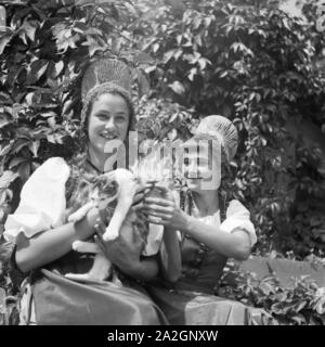 Zwei junge Damen in der Tracht der Wachau in Österreich, Deutschland 1930er Jahre. Due giovani donne che indossano la matrice dell'area di Wachau in Austria, Germania 1930s. Foto Stock