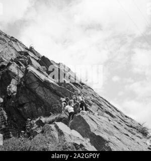 Drei junge Frauen haben einen Gipfel n der Wachau in Österreich erklommen, Deutschland 1930er Jahe. Tre giovani donna ha raggiunto il picco di una montagna in area di Wachau in Austria, Germania 1930s. Foto Stock