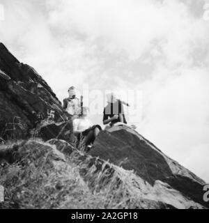 Drei junge Frauen haben einen Gipfel n der Wachau in Österreich erklommen, Deutschland 1930er Jahe. Tre giovani donna ha raggiunto il picco di una montagna in area di Wachau in Austria, Germania 1930s. Foto Stock