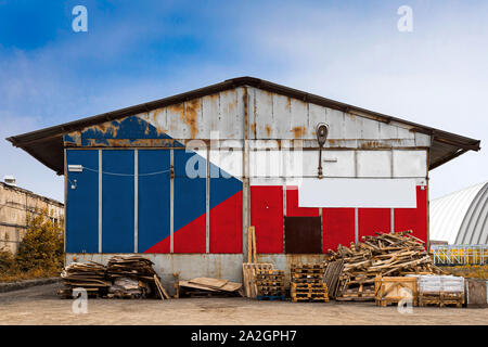 Close-up della bandiera nazionale della Repubblica ceca dipinta sulla parete metallica di un grande magazzino il territorio chiuso su un giorno d'estate. Il concetto di storage Dell Foto Stock