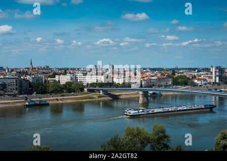 Novi Sad cityscape oltre il fiume Danubio in Serbia del nord Foto Stock