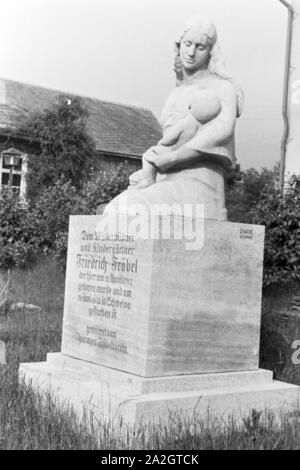 Steinskulptur von einer Mutter mit ihrem tipo Friedrich Fröbel zu Ehren, Deutschland 1930er Jahre. Una scultura in pietra di una madre con il figlio in onore di Friedrich Fröbel, Germania 1930s. Foto Stock