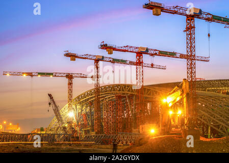 Grande sito di costruzione compresi più gru lavorando su un complesso di edifici. Foto Stock