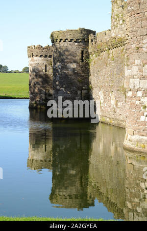 Le mura con la torre a Beaumaris Castle su Anglesey nel Galles del Nord. La città balneare di Beaumaris è una popolare attrazione turistica su Anglesey Foto Stock