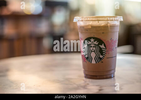 Bangkok Tailandia- Marzo ,19, 2018 ; Bicchiere di Starbuck cioccolata fredda miscelata bevande servite al tavolo di marmo shop Starbuck a Bangkok, Thailandia. Foto Stock