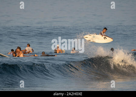 Un surfista diventa airborn con la sua tavola da surf presso la famosa nuvola 9 Surf break,Siargao,Philippins, Foto Stock