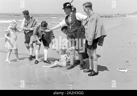 Sommerferien auf der Nordseeinsel Borkum, Deutsches Reich 1930er Jahre. Estate Vacanze sul Mare del Nord isola Borkum, Germania 1930s. Foto Stock