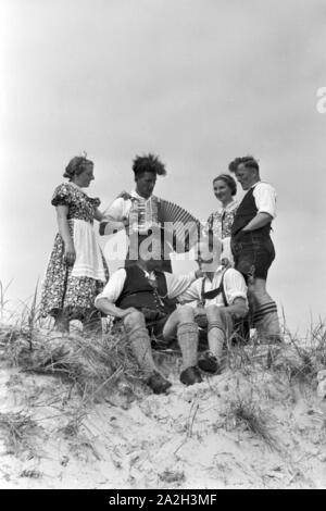 Sommerferien auf der Nordseeinsel Borkum, Deutsches Reich 1930er Jahre. Estate Vacanze sul Mare del Nord isola Borkum, Germania 1930s. Foto Stock