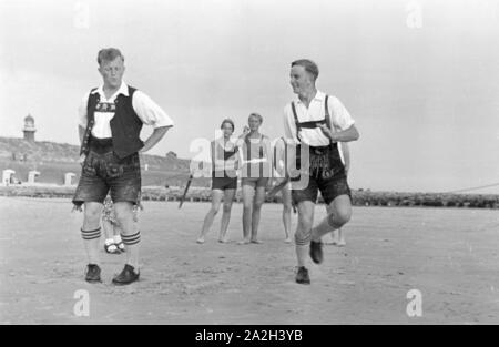 Sommerferien auf der Nordseeinsel Borkum, Deutsches Reich 1930er Jahre. Estate Vacanze sul Mare del Nord isola Borkum, Germania 1930s. Foto Stock