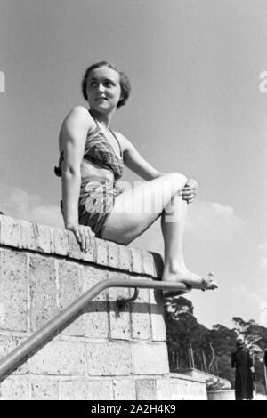 Badenixe im Strandbad Wannsee a Berlino, Deutschland 1930er Jahre. La bellezza di nuoto al lago Wannsee lido a Berlino, Germania 1930s. Foto Stock