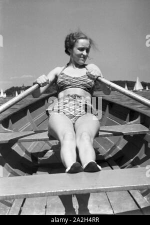 Badenixe im Strandbad Wannsee a Berlino, Deutschland 1930er Jahre. La bellezza di nuoto al lago Wannsee lido a Berlino, Germania 1930s. Foto Stock