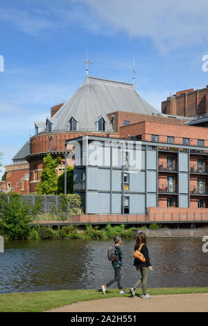 Due turisti femmina a piedi lungo la riva del fiume di fronte al Royal Shakespeare Theatre sulle rive del fiume Avon Stratford-upon-Avon Foto Stock