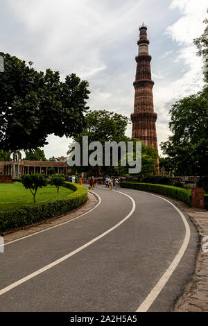 Vista del Qutb Minar monumento della città di Delhi in India Foto Stock