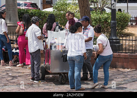 I fornitori di bevande nella Plaza de la Independencia Casco Viejo il quartiere storico della città di Panama Foto Stock