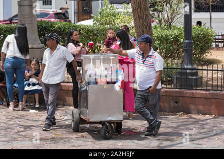 I fornitori di bevande nella Plaza de la Independencia Casco Viejo il quartiere storico della città di Panama Foto Stock
