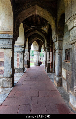 Vista dei pilastri a Isa Khan's garden tomb dentro la tomba di Humayun monumento a Nuova Delhi in India Foto Stock