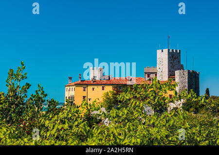 Golfo di Trieste. Alte scogliere tra barche, roccia carsica e antichi castelli. Duino. Italia Foto Stock