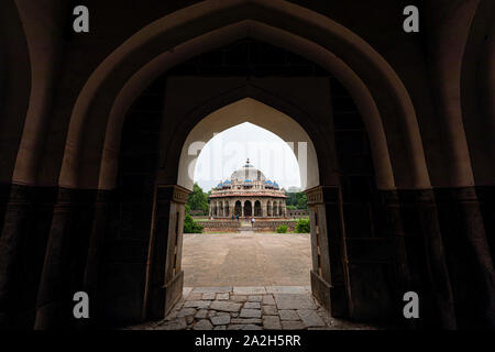 Vista di Isa Khan's garden tomb dentro la tomba di Humayun monumento a Nuova Delhi in India Foto Stock