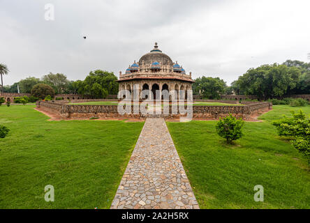 Vista di Isa Khan's garden tomb dentro la tomba di Humayun monumento a Nuova Delhi in India Foto Stock