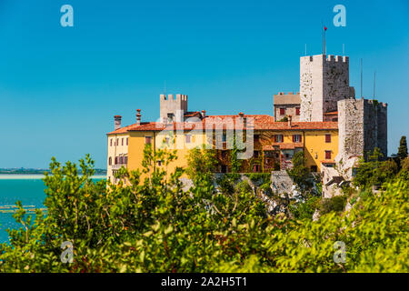 Golfo di Trieste. Alte scogliere tra barche, roccia carsica e antichi castelli. Duino. Italia Foto Stock