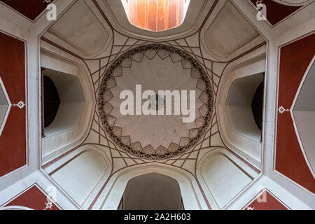 Vista del disegno intricato sul soffitto all'interno la tomba di Humayun a Nuova Delhi in India Foto Stock