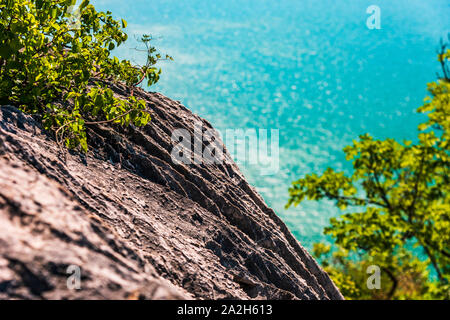 Golfo di Trieste. Alte scogliere tra barche, roccia carsica e antichi castelli. Duino. Italia Foto Stock