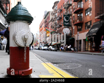 Bandiera Italiana idrante su una strada di New York Foto Stock