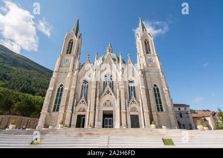 Basilica Santuario di Maria Santissima Addolorata, è un moderno-giorno santuario situato nel parco del Matese, vicino Isernia Foto Stock