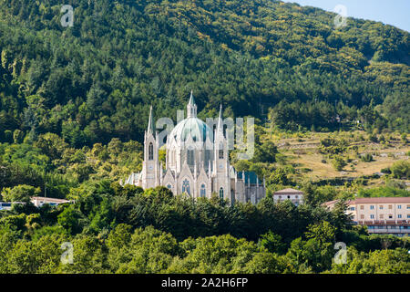 Basilica Santuario di Maria Santissima Addolorata, è un moderno-giorno santuario situato nel parco del Matese, vicino Isernia Foto Stock