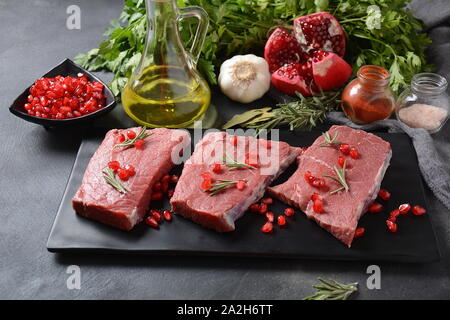 Manzo crudo con ingredienti, erbe, spezie e melograno Foto Stock