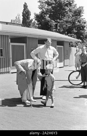 Alltagsszenen einer Stuttgarter Familie, Deutsches Reich 1930er Jahre. Scene di vita quotidiana di una famiglia a Stoccarda in Germania 1930s. Foto Stock