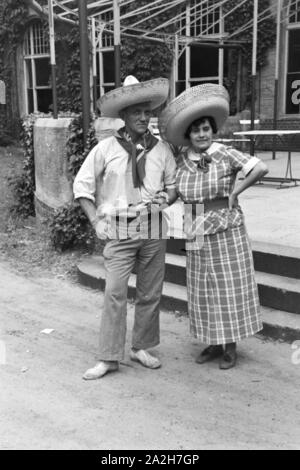 Kindheitsszenen im deutschen Reich der 1930er Jahre. Scene di infanzia in Germania durante il 1930s. Foto Stock