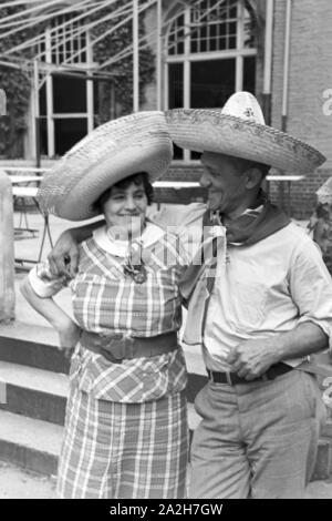 Kindheitsszenen im deutschen Reich der 1930er Jahre. Scene di infanzia in Germania durante il 1930s. Foto Stock