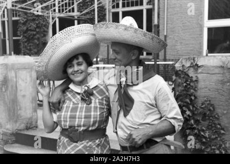 Kindheitsszenen im deutschen Reich der 1930er Jahre. Scene di infanzia in Germania durante il 1930s. Foto Stock