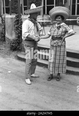 Kindheitsszenen im deutschen Reich der 1930er Jahre. Scene di infanzia in Germania durante il 1930s. Foto Stock