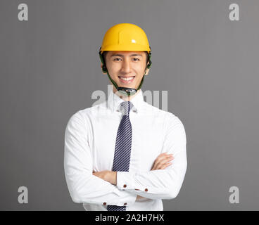 Giovane uomo d affari con casco di costruzione Foto Stock