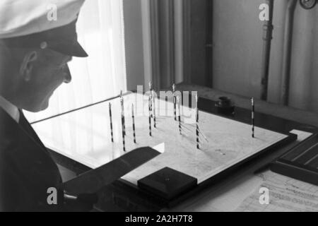 Mitarbeiter der Wetterdienststelle beim Sichten von Landkarten, Deutschland 1930er Jahre. Membro del personale di un ufficio meteorologico lavora con mappe, Germania 1930s. Foto Stock