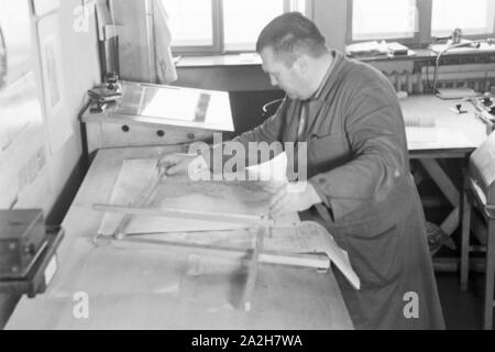 Mitarbeiter der Wetterdienststelle beim Sichten von Landkarten, Deutschland 1930er Jahre. Membro del personale di un ufficio meteorologico lavora con mappe, Germania 1930s. Foto Stock