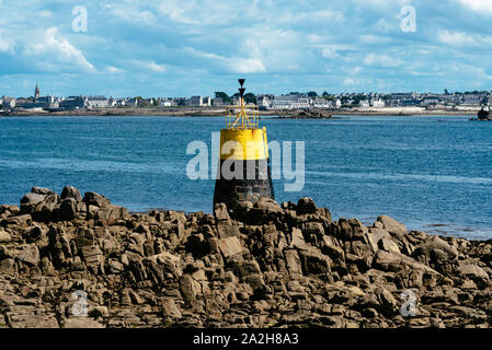 Vista della baia dell'isola di Batz e Roscoff un giorno di sole dell'estate. Foto Stock