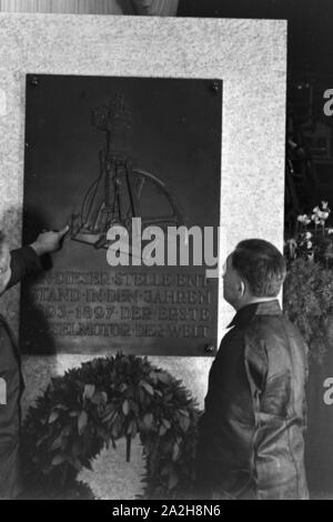 Mitarbeiter an der Gedenkplatte bei der Dieselfeier uomo im Werk in Augsburg, Deutschland 1930er Jahre. I membri del personale di te di lettura targa commemorativa sul motore Diesel anniversario presso la fabbrica di uomo a Augsburg, Germania 1930s. Foto Stock