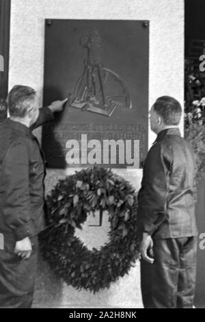 Mitarbeiter an der Gedenkplatte bei der Dieselfeier uomo im Werk in Augsburg, Deutschland 1930er Jahre. I membri del personale di te di lettura targa commemorativa sul motore Diesel anniversario presso la fabbrica di uomo a Augsburg, Germania 1930s. Foto Stock