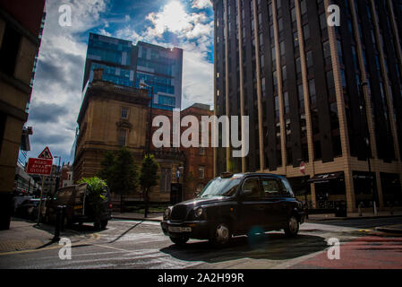 Macchina parcheggiata su una piazza di Manchester Foto Stock