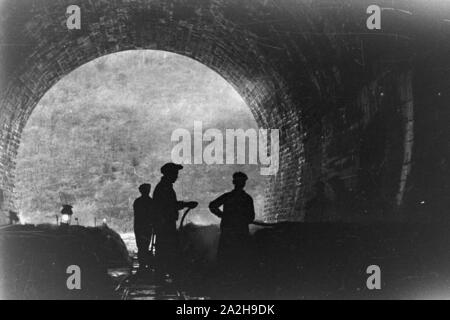 In einem Tunnel in einem Weinberg ist eine Anlage für Champignonzucht, Deutschland 1930er Jahre. Una coltivazione di funghi stazione ad un tunnel sotto una vigna, Germania 1930s. Foto Stock