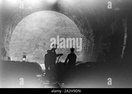 In einem Tunnel in einem Weinberg ist eine Anlage für Champignonzucht, Deutschland 1930er Jahre. Una coltivazione di funghi stazione ad un tunnel sotto una vigna, Germania 1930s. Foto Stock